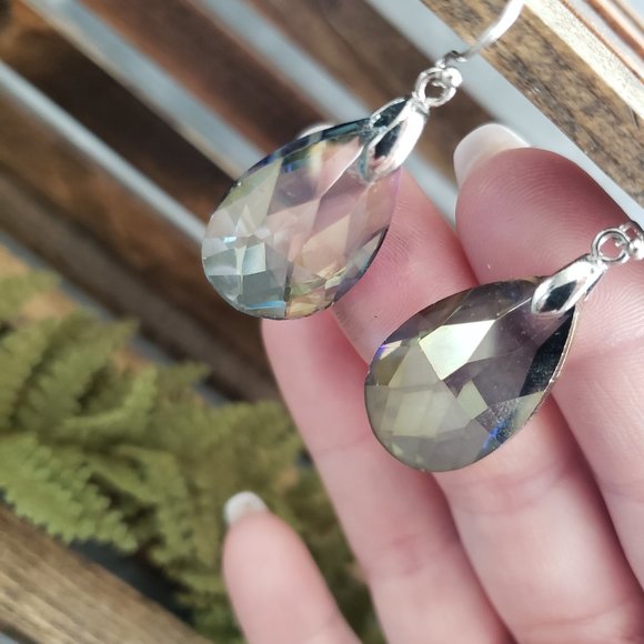 Avon Glimmering Colors Faceted Teardrop Earrings - Picture 3 of 3